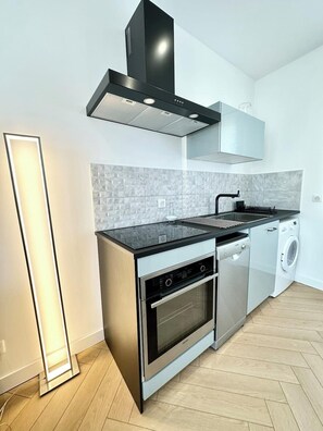 Geladeira, micro-ondas, fogão, cooktop