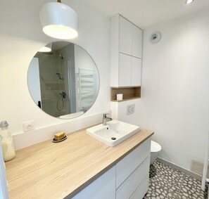 Shower, hair dryer, toilet paper - Lovely T1 d architecte de standing Vue mer 360 (Larmor-Plage)