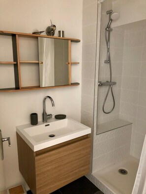 Suihku, hiustenkuivaaja
