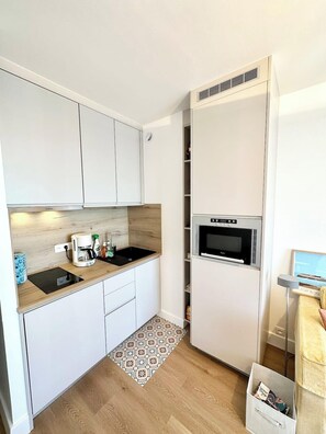 Fridge, microwave, stovetop, coffee/tea maker