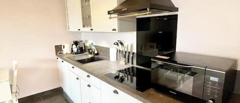 Frigorifero, forno, piano cottura, lavastoviglie