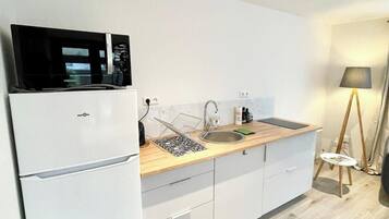 Réfrigérateur, plaque de cuisson, cafetiÚre/bouilloire, grille-pain