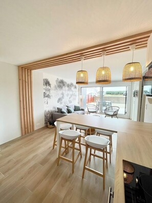 Dining - T3 Neuf Archi Cocooning Terrasse Face à la mer (Ploemeur)