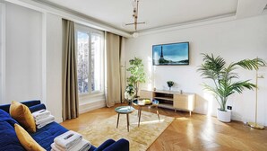 Apartamento Confort (14A) | Zona de estar | Una televisión