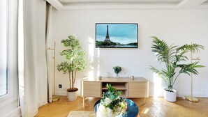 Apartamento Confort (14A) | Zona de estar | Una televisión
