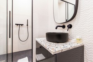 Apartment (18B) | Bathroom | Shower, hair dryer, towels, soap - Résidence Paris JAVEL (Paris)