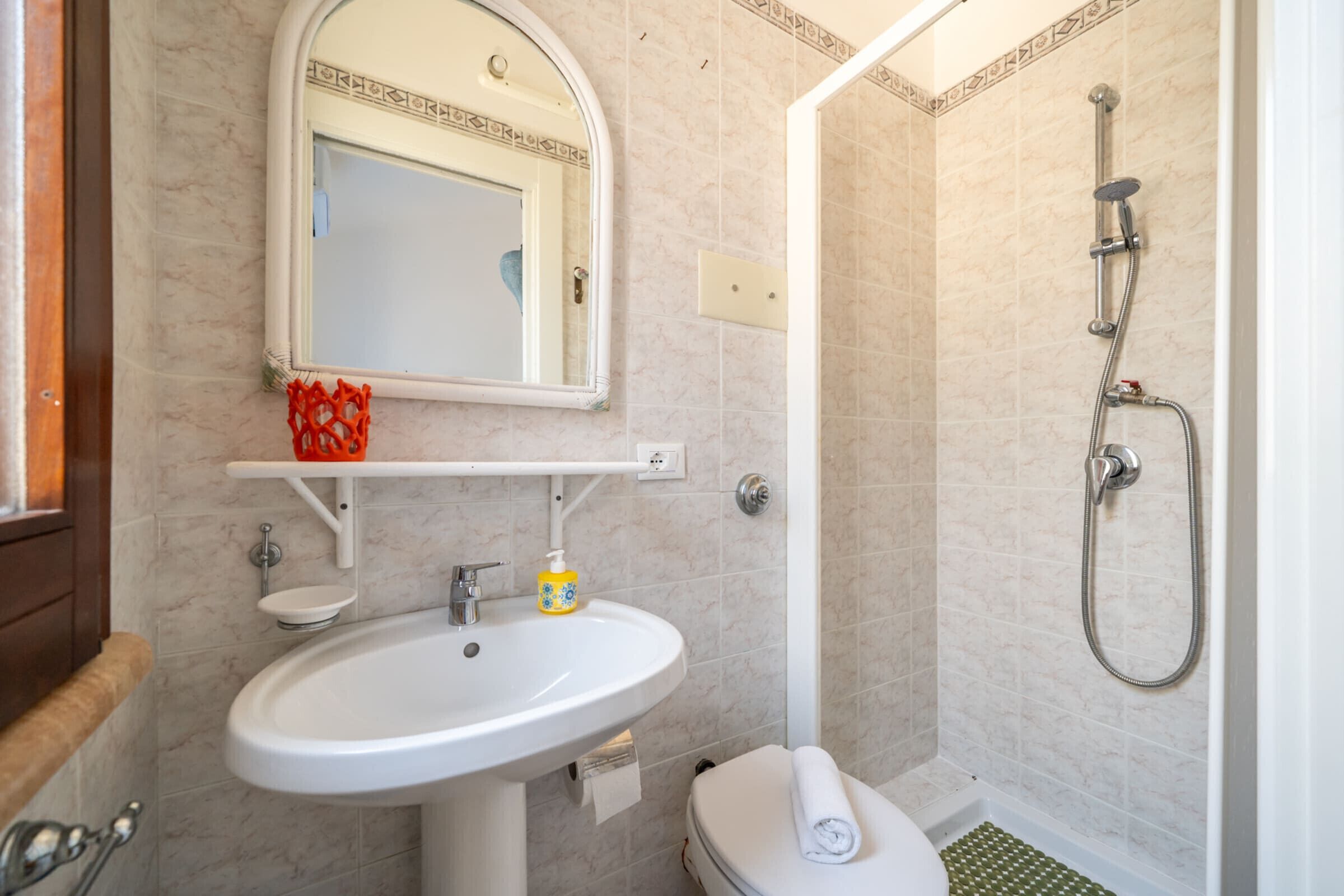 Een douche, een haardroger, handdoeken
