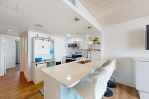 Fridge, microwave, oven, stovetop - Completely renovated gulf view condo with pool, hot tub, tennis, and pickleball (Gulf Shores)