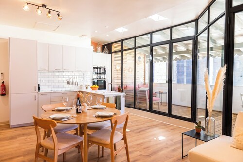 Stylish two bedroom apartment with outdoor space and A/C in Carcassonne centre