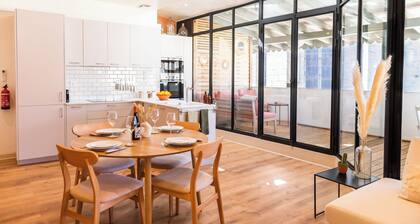 Stylish two bedroom apartment with outdoor space and A/C in Carcassonne centre