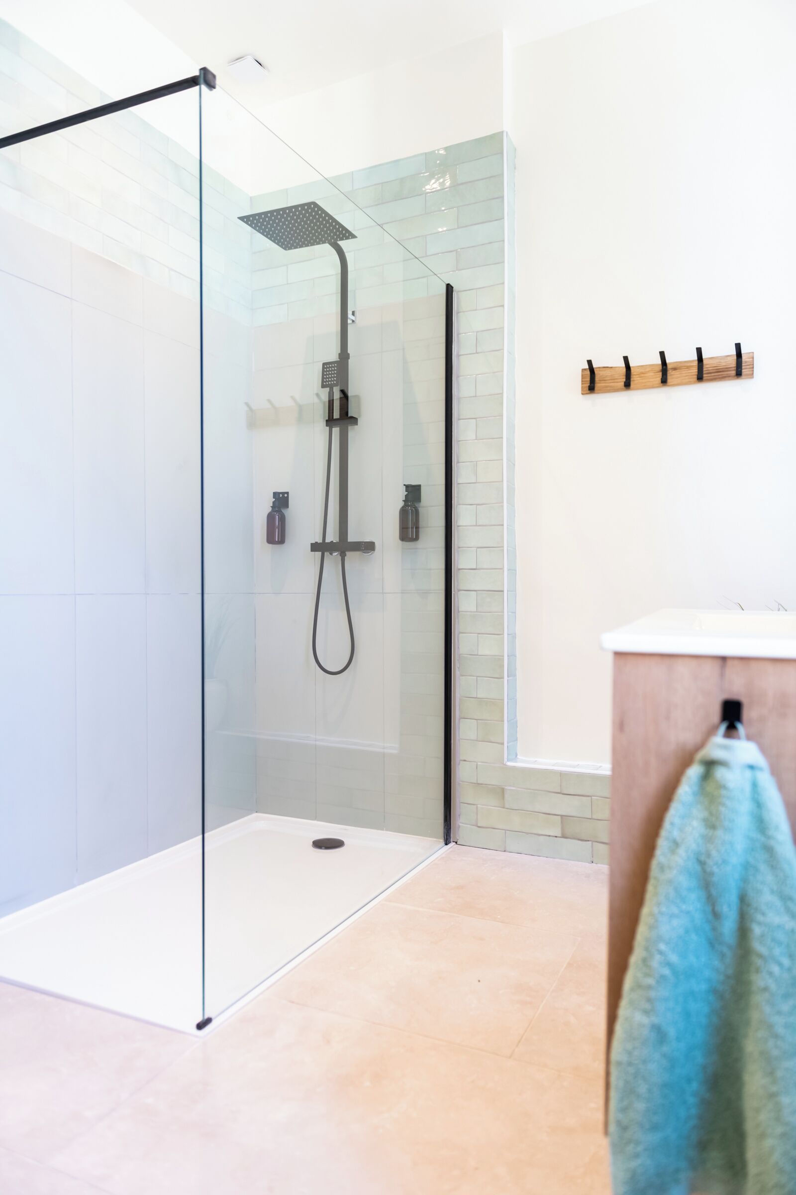 Douche, sèche-cheveux, serviettes fournies, savon