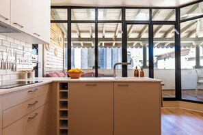 Kühlschrank, Mikrowelle, Ofen, Herdplatte