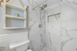 Een douche, een haardroger, een bidet, handdoeken