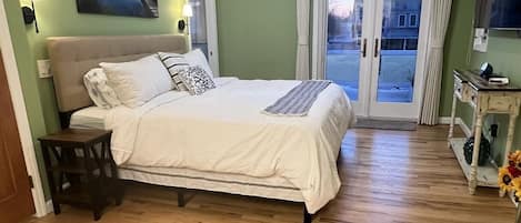 4 bedrooms, desk, iron/ironing board, travel crib