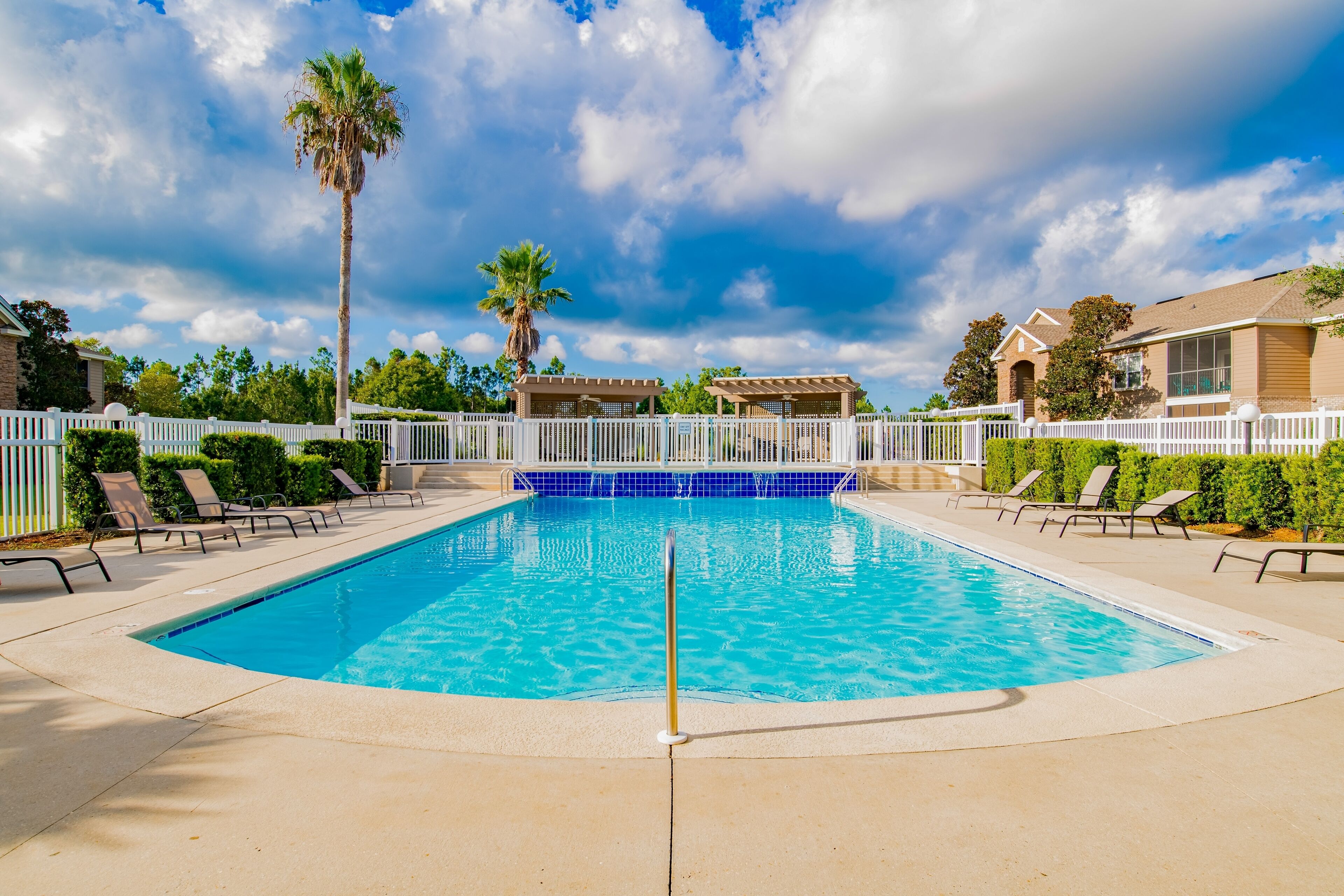Spacious condo with outdoor pool/ kiddie pool, screened porch, & easy parking