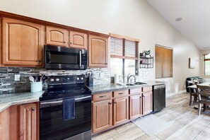 Kjøleskap, mikrobølgeovn, ovn og kokeplater