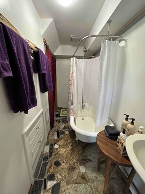 Hårtork, handdukar, tvål och schampo