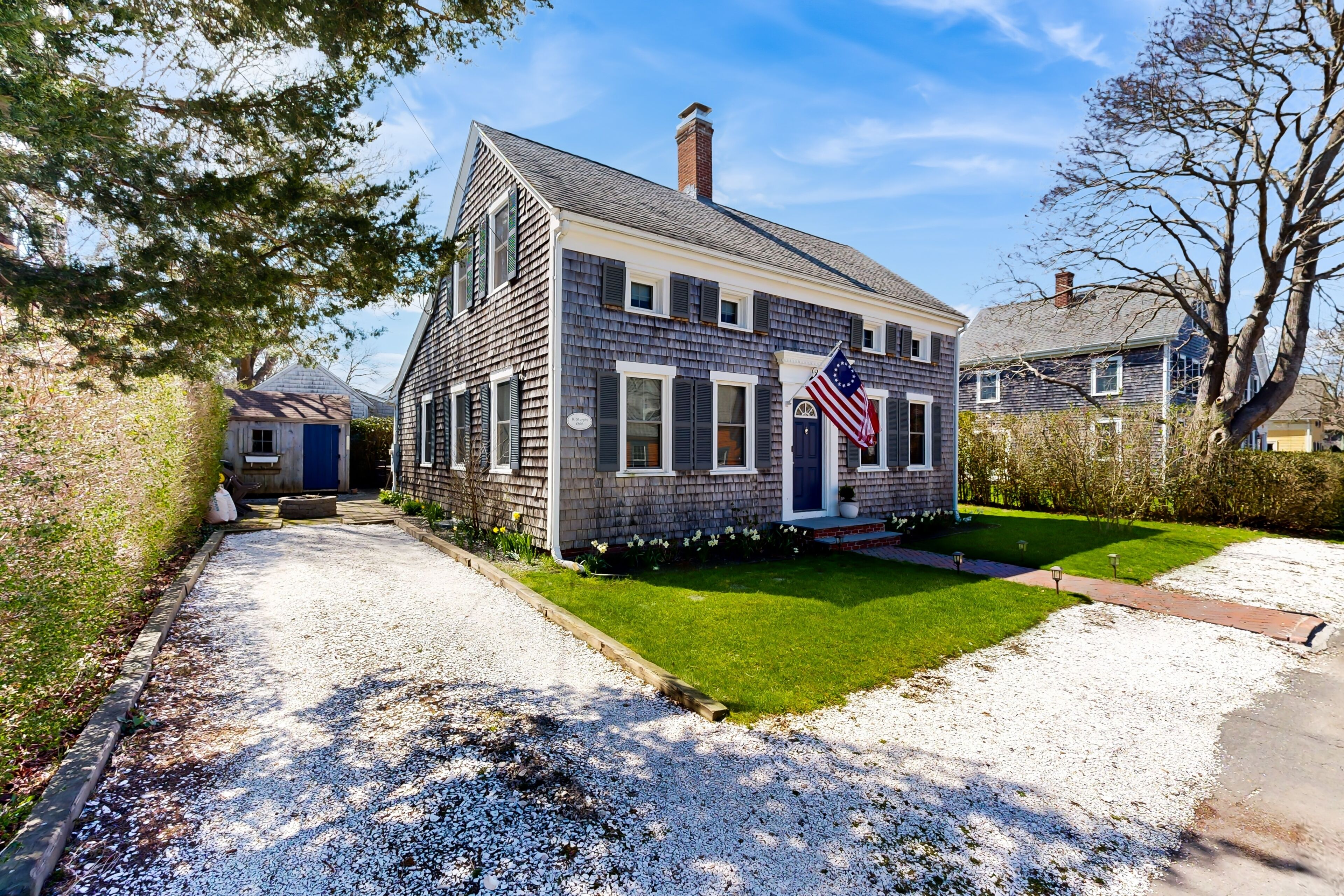 Historical home walkable to the beach with kayak, firepit, & fireplace