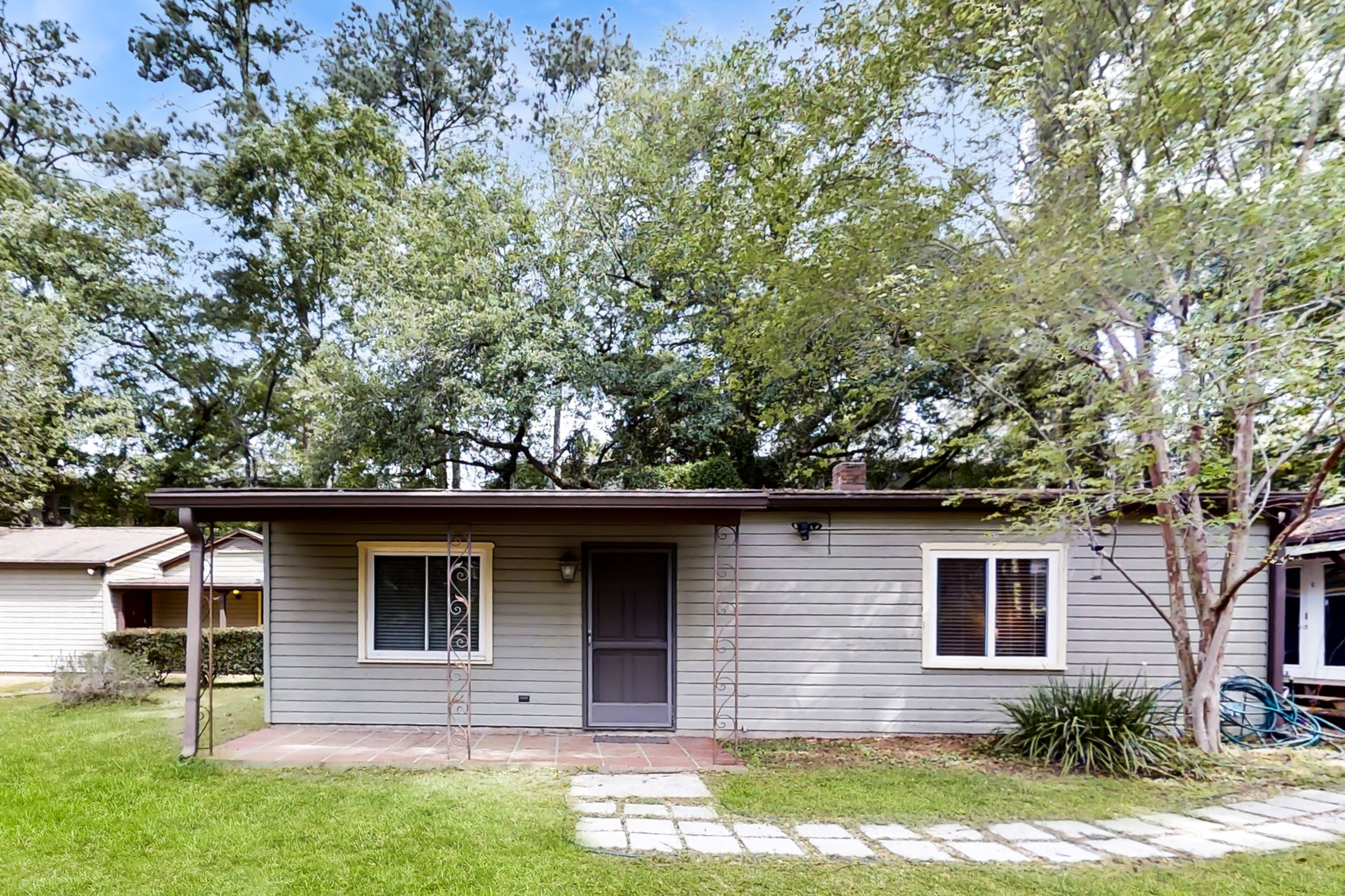Charming home near downtown Tallahassee with washer/dryer, full kitchen, & AC