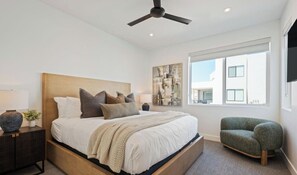 1 soverom, skrivebord, strykejern/-brett og reiseseng for barn