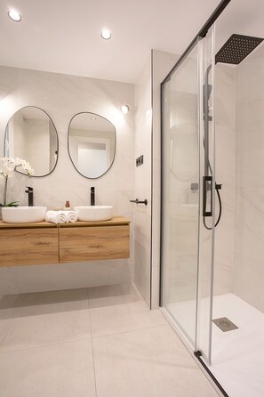 Shower, hair dryer, towels - Luxury apartment in Málaga center. Hermosilla (Malaga)