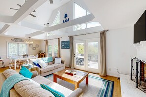 Télévision, baby-foot, livres