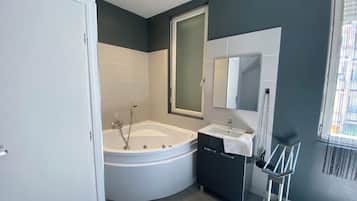 SĂšche-cheveux, serviettes fournies, papier toilette