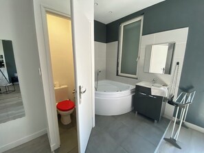 Haartrockner, Handtücher, Toilettenpapier