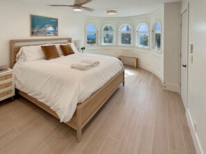 9 chambres, fer et planche à repasser, lit de bébé portatif