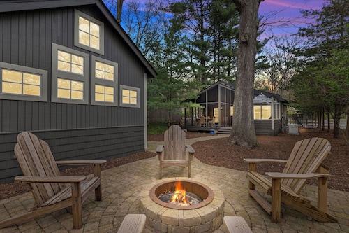 New! Juniper Presents: Fabulous Cottage w/ Fire Pit – Walk to Lake MI Beaches