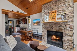 Smart TV, caminetto, libri