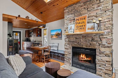 Juniper Presents: Pet-Friendly Cottage w/ Hot Tub, Steps to Lake