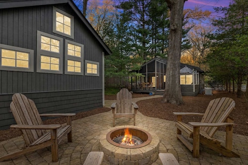 Pet-Friendly Cottage w/ Hot Tub, Steps to Lake