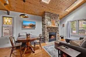 Smart-TV, peis og bøker