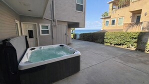 Ein Whirlpool im Garten mit Blick auf den Ozean.