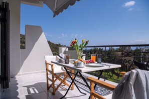Outdoor dining - Almyros Houses, by the sea, I-N (Agios Nikolaos)