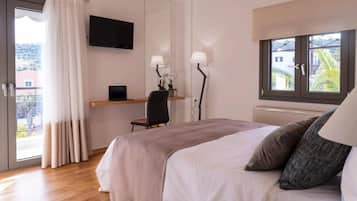 3 camere, una cassaforte in camera, una scrivania, ferro/asse da stiro