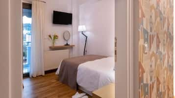 3 soveværelser, pengeskab på værelset, skrivebord, strygejern/strygebræt