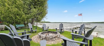 Chalet Cabin: Sunset Shores Kangaroo Lakefront