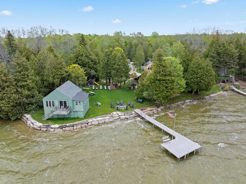 Right on the water-Dog Friendly Cottage with kids playground