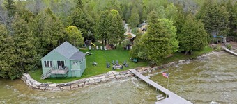 Right on the water-Dog Friendly Cottage with kids playground