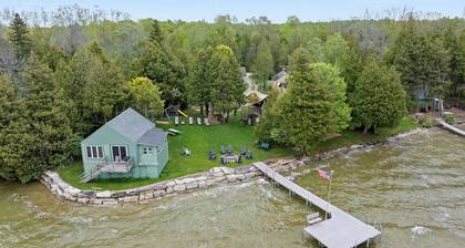 Right on the water-Dog Friendly Cottage with kids playground