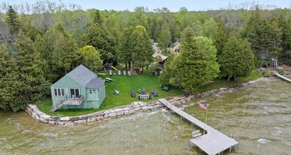Water's Edge Cottage: Kangaroo Lake Retreat