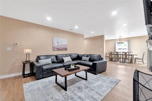 Smart TV, fireplace, books, computer monitors - Fun-Filled Getaway: Disneyland, Game Room, Golf, & Beaches (Santa Ana)