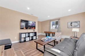 Smart TV, chimenea, libros y monitor de computadora 