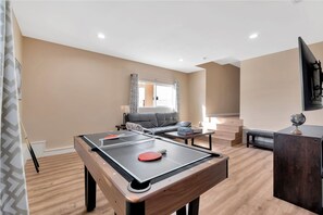 Games room - Fun-Filled Getaway: Disneyland, Game Room, Golf, & Beaches (Santa Ana)