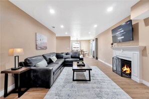 Smart TV, fireplace, books, computer monitors - Fun-Filled Getaway: Disneyland, Game Room, Golf, & Beaches (Santa Ana)