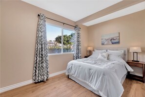 5 habitaciones, escritorio y tabla de planchar con plancha 