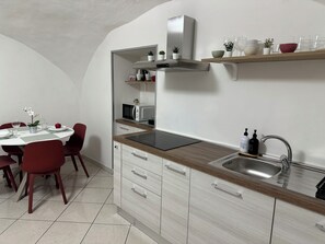 Kühlschrank, Mikrowelle, Herdplatte, Wasserkocher mit Kaffee-/Teezubehör