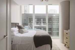 6 bedrooms, desk, iron/ironing board, travel cot - Luxury Loft Collection COMBO 902/903 Terrace (Chicago)